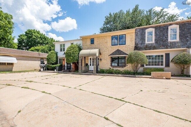 Foto del edificio - 2413 Lou Ln