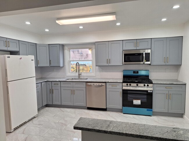 Building Photo - 169 W 51st St