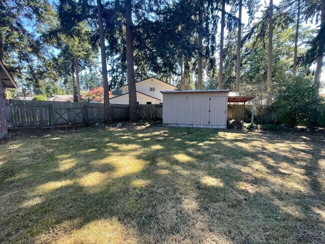 Building Photo - ***PENDING APPLICATION***Spacious 3 Bedroom Home in Cul-de-sac! Pet Friendly!