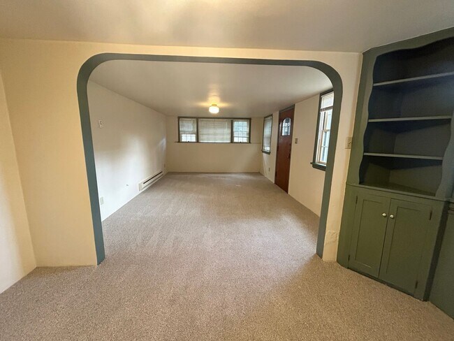 Building Photo - Charming 1 Bedroom Apartment in the Heart ...