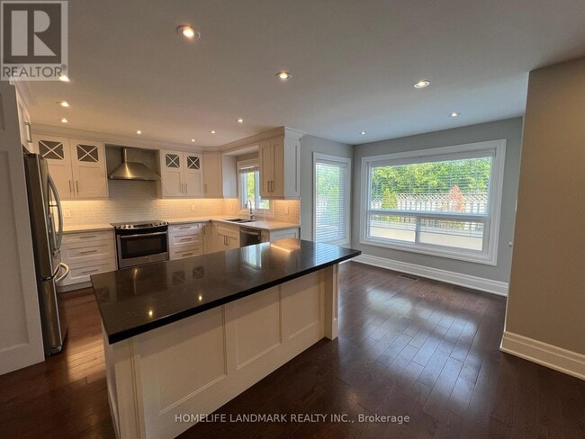 Building Photo - 2998 Kingsway Dr