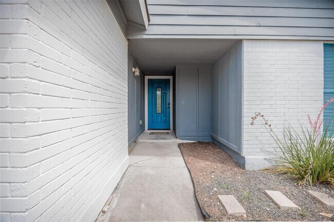 Building Photo - 802 Prince Valiant Dr