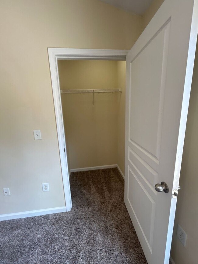 Foto del edificio - One Bedroom Available in this Three Bedroom Townhouse, Male Applicant!