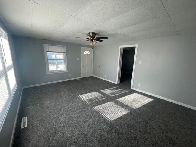 Foto del edificio - Updated 2 Bedroom House W/ Fenced Yard and...