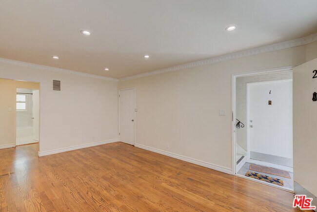 Foto del edificio - 1643 N Formosa Ave