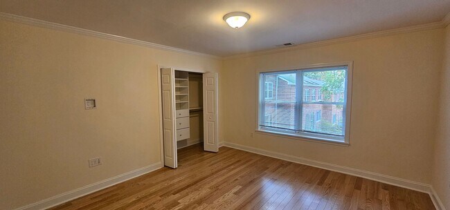 Foto del edificio - See YT Video! Massive Luxury 2bed Townhouse!  Gas, Heat and Hot Water Included in Gorgeous location