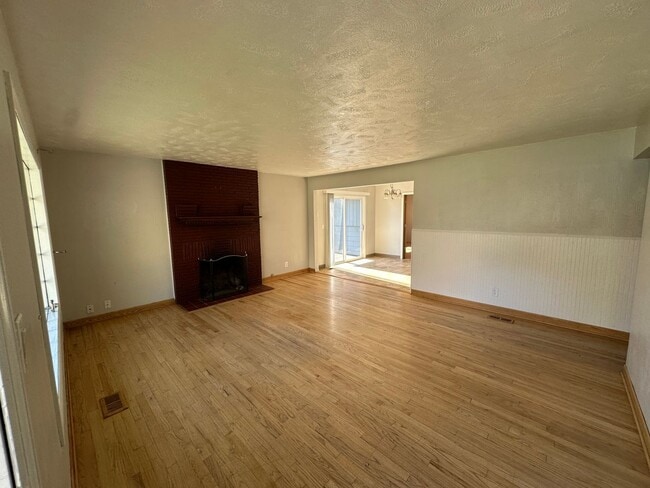 Building Photo - 417 NE 43rd St