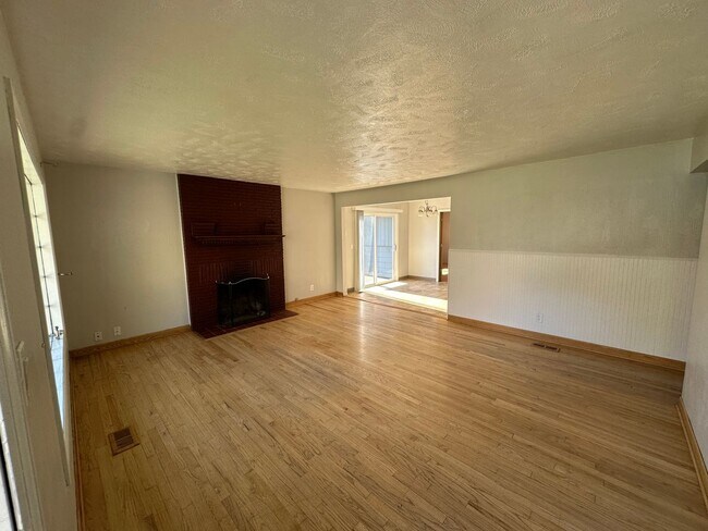 Foto del edificio - Spacious 4 Bedroom Home with Fireplace & F...