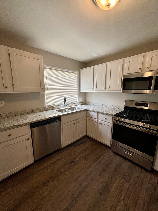 Building Photo - 10 Fairbrook Dr