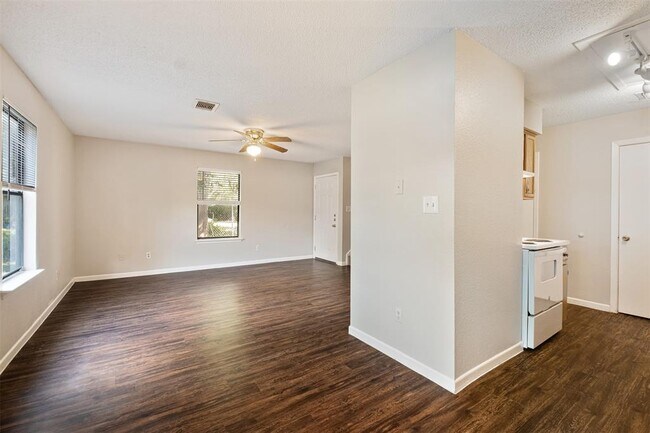 Building Photo - 115 S Frio St
