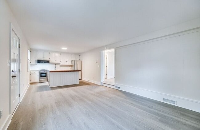 Building Photo - 1000 Monticello Rd