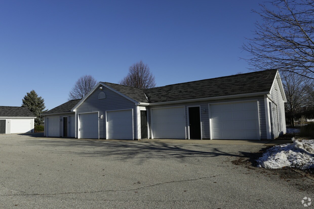 Garaje - Locust Hill Apartments