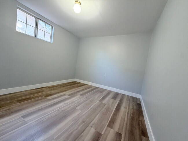 Foto del edificio - Huge 3 bedroom 2 bathroom for lease