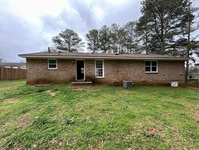 Foto del edificio - NEWNAN- 270 Lazenby Rd 3 Bedroom 2 Bath