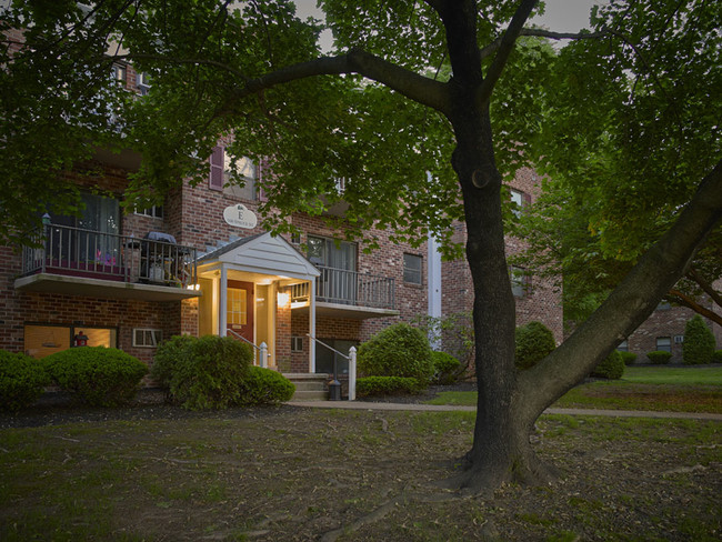 Foto del edificio - Spruce Court Apartments