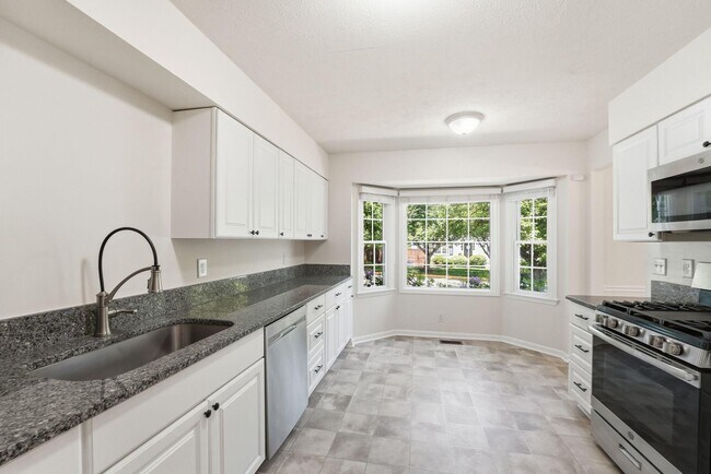 Foto del edificio - 719 Arbor Ct