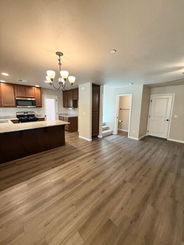 Foto principal - Move In Ready 3 Bed 2.5 Bath!!!
