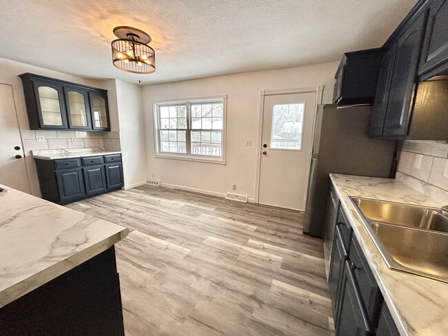 Eat in kitchen - 6506 Minden Ln NE