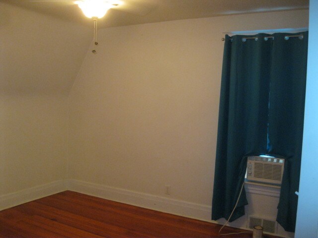 Building Photo - 621 Hickory St
