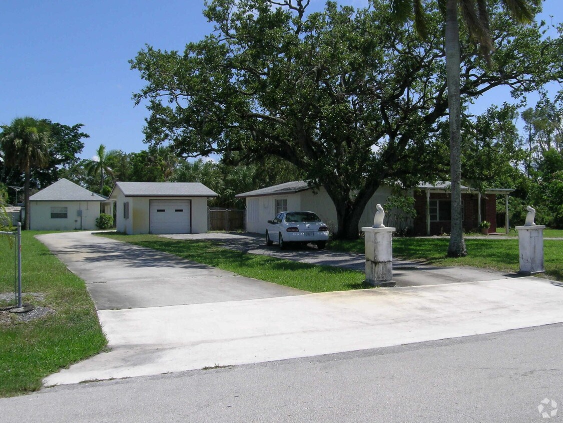 Primary Photo - 2910 Melaleuca Dr