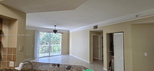 Building Photo - 2212 Myrtlewood Cir E