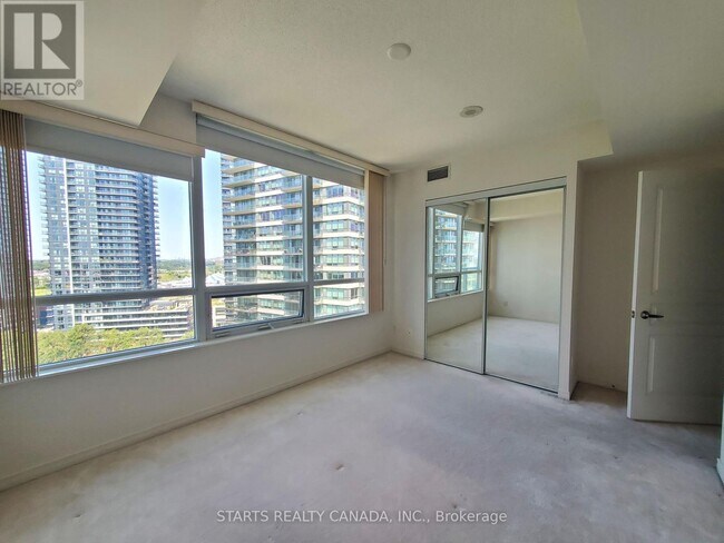 Photo du bâtiment - 2240-2240 Lake Shore Blvd W
