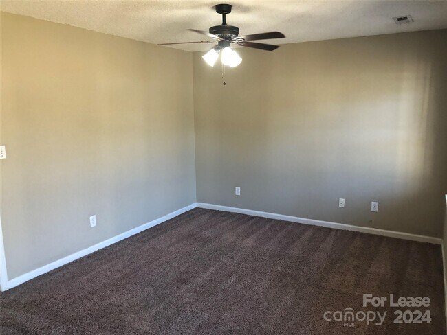 Foto del edificio - 2803 Pleasant Garden Rd