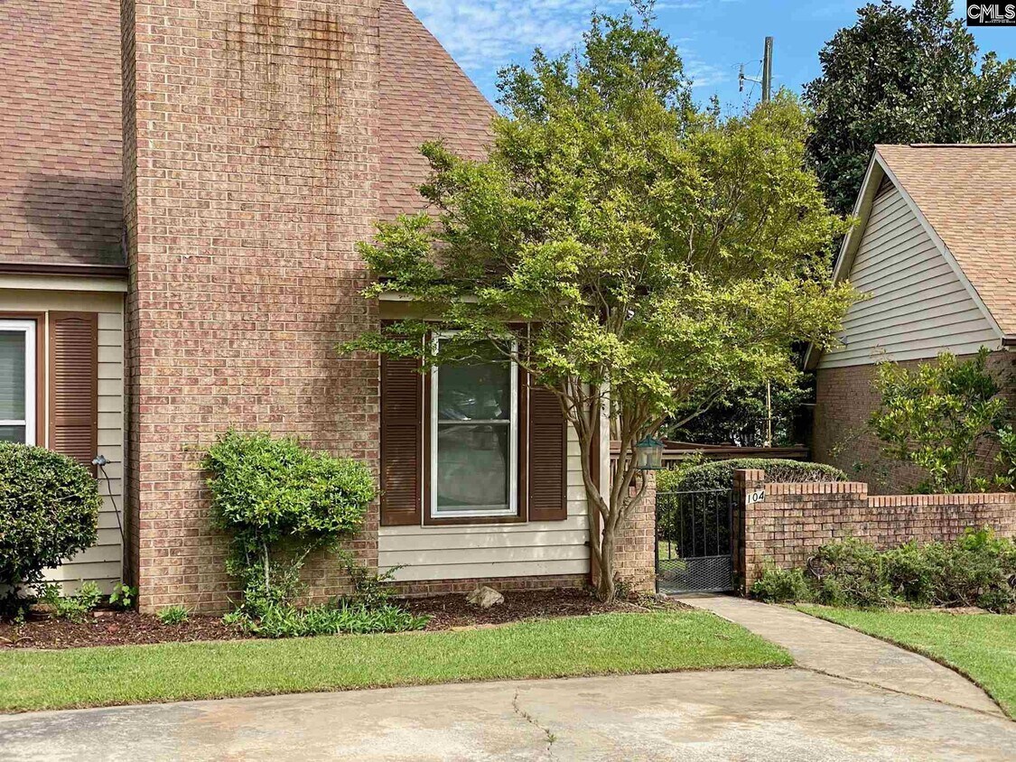 Primary Photo - 104 Tee Ct
