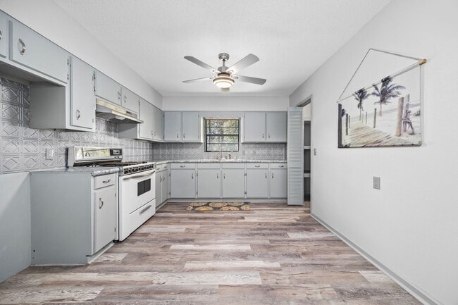 Building Photo - Newly Renovated 2 Bedroom, 2 Bath home on ...