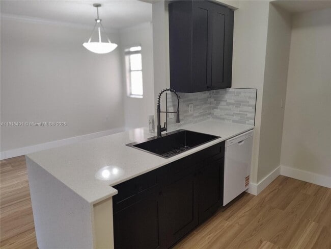 Foto del edificio - 2474 Centergate Dr