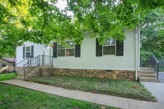 Photo - 105 Robert Yoest Dr House