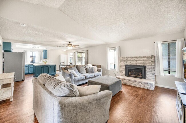 Building Photo - 4031 W San Bruno Ave