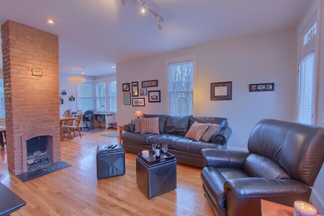 Building Photo - 136 Punta Alley