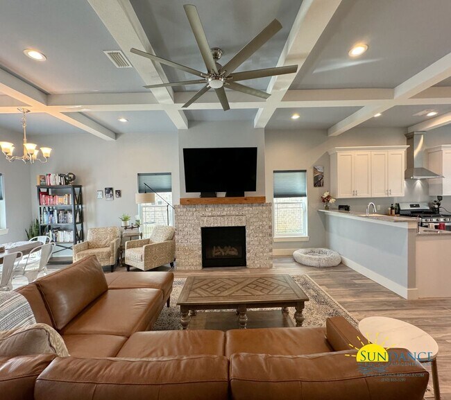 Building Photo - Stunning Custom Home in Prime Location wit...