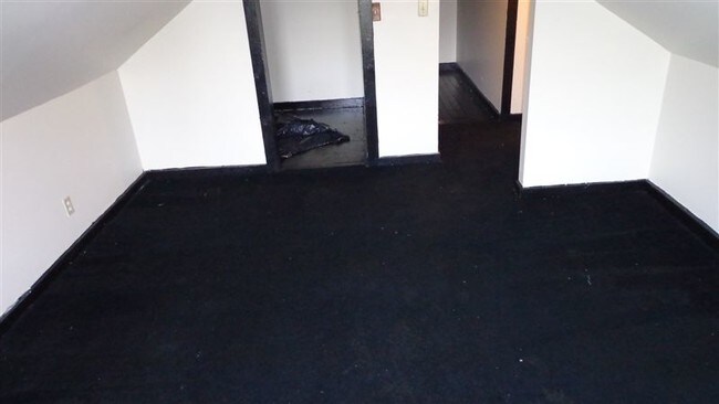 Building Photo - 3 br, 1 bath  - 13497 Hazelridge St Upper