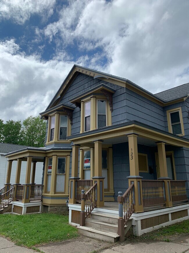 Renovated 8 Bedroom - 123 W Bridge St