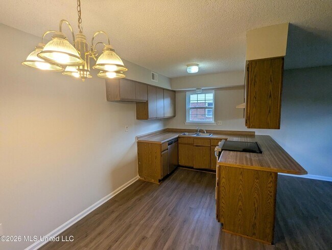 Foto del edificio - 8061 Martha Ann Ln