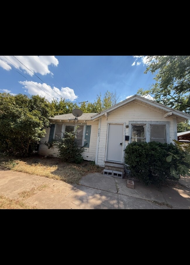 Building Photo - 2107 Ave I