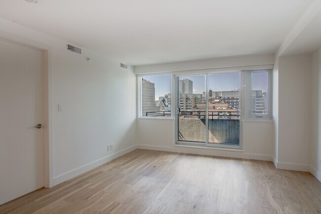 Building Photo - 3460 Rue Peel
