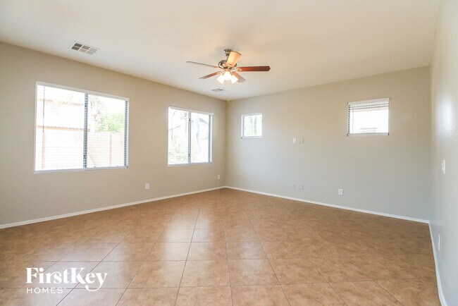 Building Photo - 4946 E Del Rio Dr