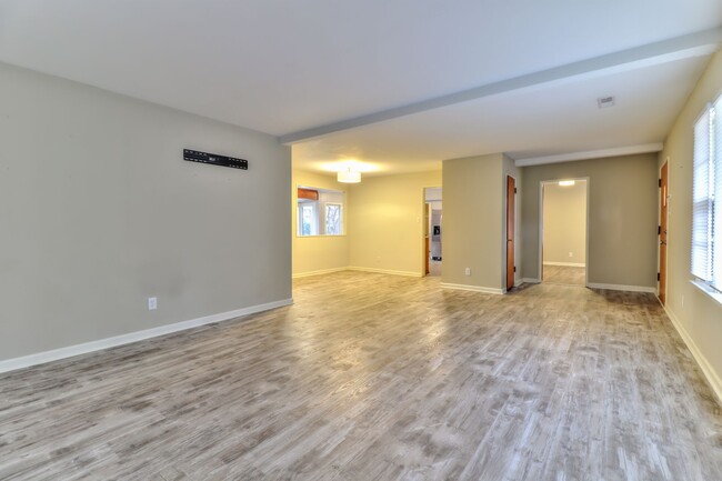 Building Photo - SUBLEASE MOVE IN 4/15/24 Near Downtown - 3...