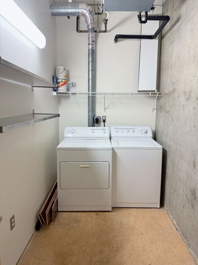 Building Photo - Modern 1-Bedroom Loft in the Heart of Sout...