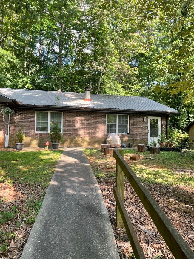 Building Photo - 2 bedroom 1 bath duplex is located off Whi...
