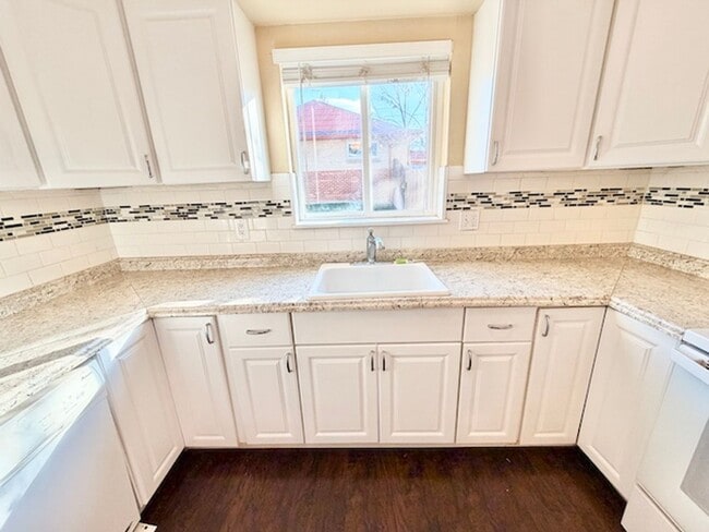 Foto del edificio - DEC RENT FREE FOR A LEASE STARTING BY NOV 15TH! - BRICK HOME WITH FINISHED BASEMENT