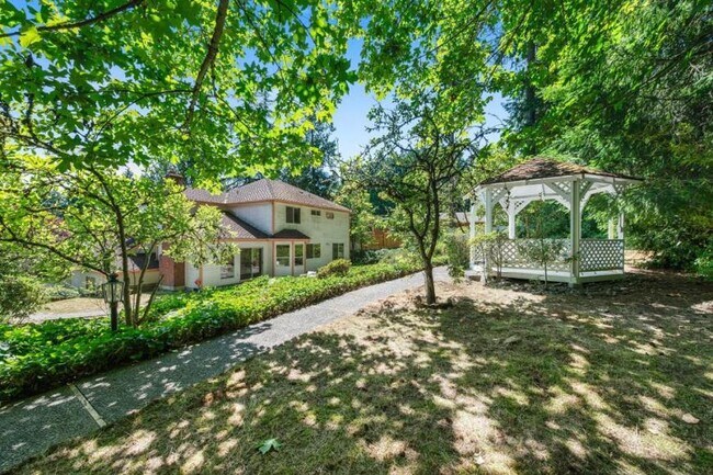 Building Photo - 4 bedroom in Bellevue WA 98008