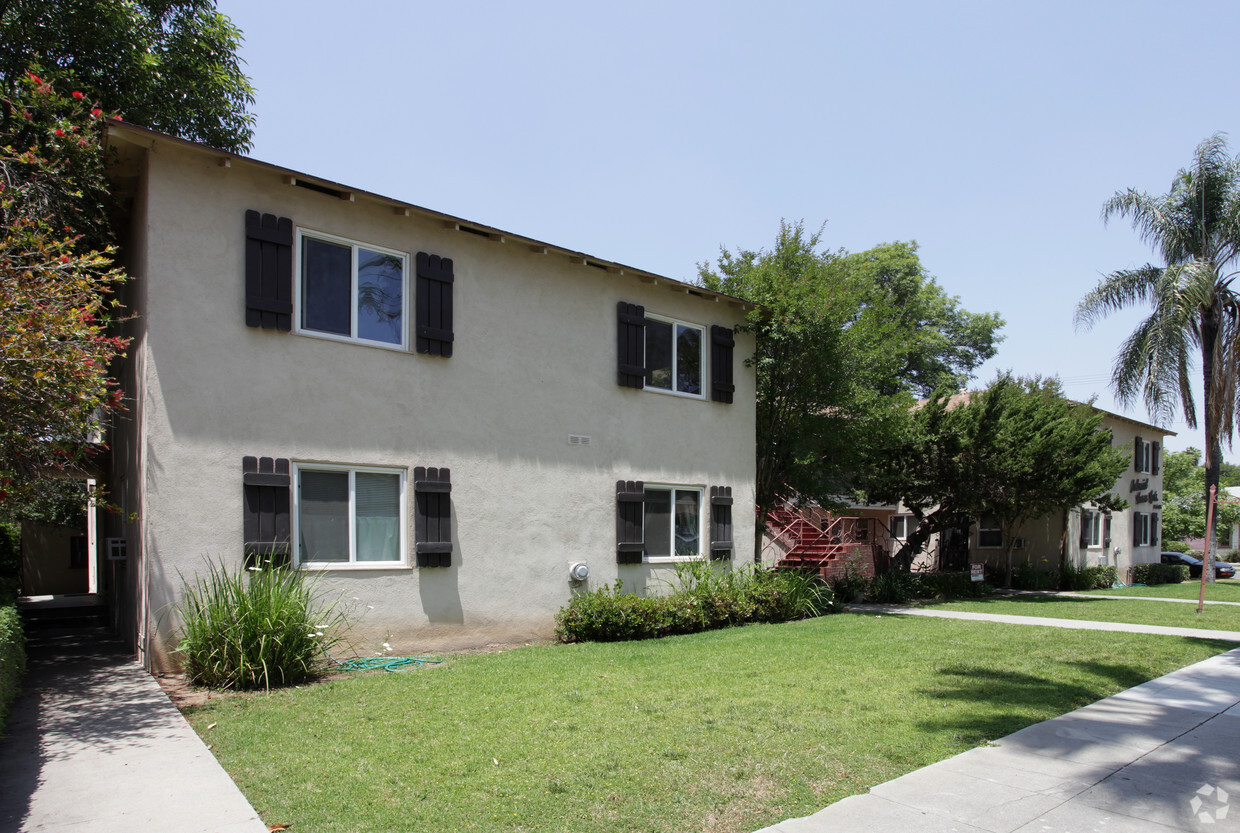 Building Photo - Colonial House Apartments