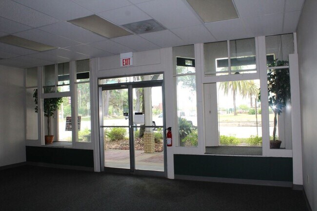Building Photo - 114 SW Range Ave