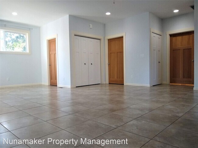 Building Photo - 2 br, 1.5 bath House - 1339 Wasco St.
