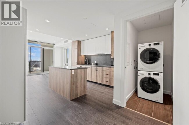 Building Photo - 741 King St W