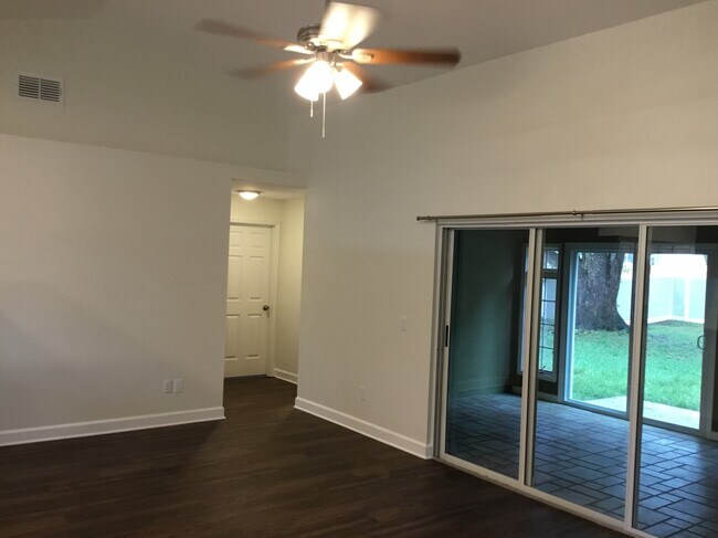 Foto del edificio - 71 Spring Ridge Dr